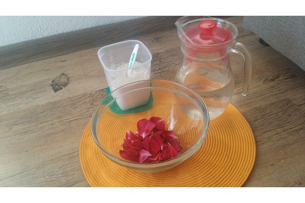 🌹 Homemade Rose Water – simple, fragrant, and gentle!