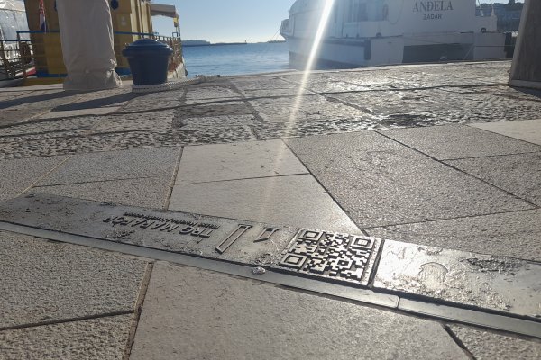 Scroll, scan, discover – QR codes on the Poreč waterfront are a total game changer! 🌀📱